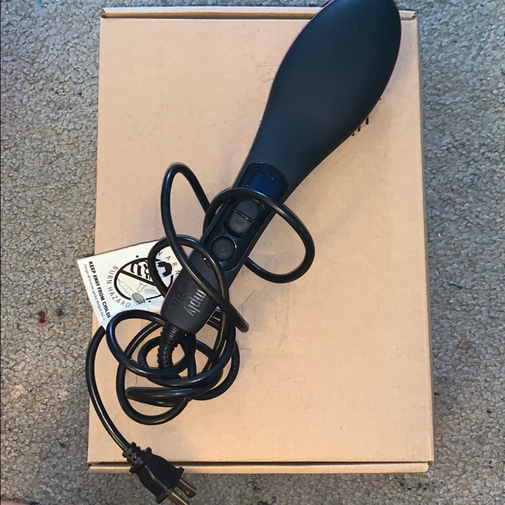 Ceramic straightening brush